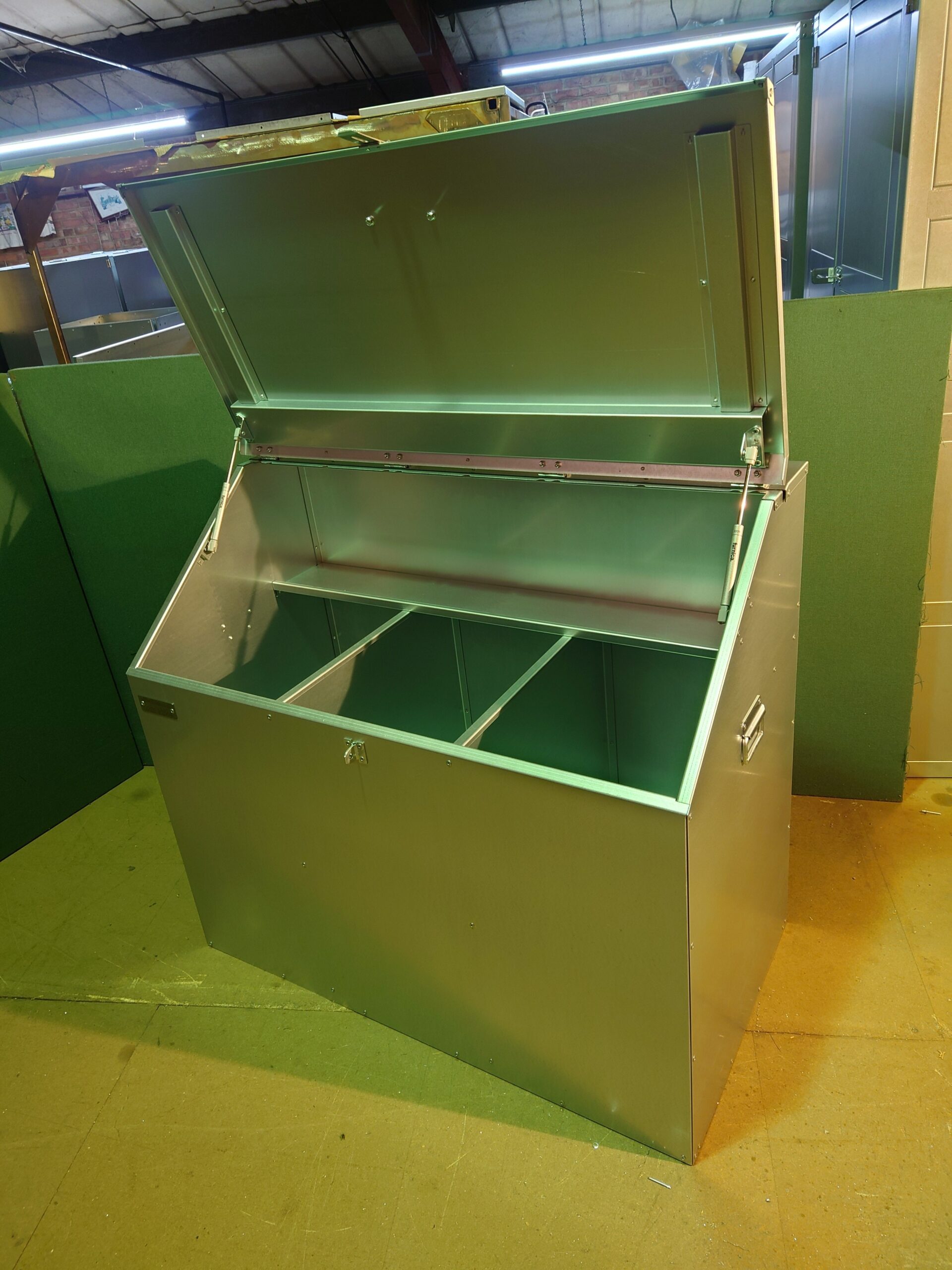 3 compartment sloped feed bin